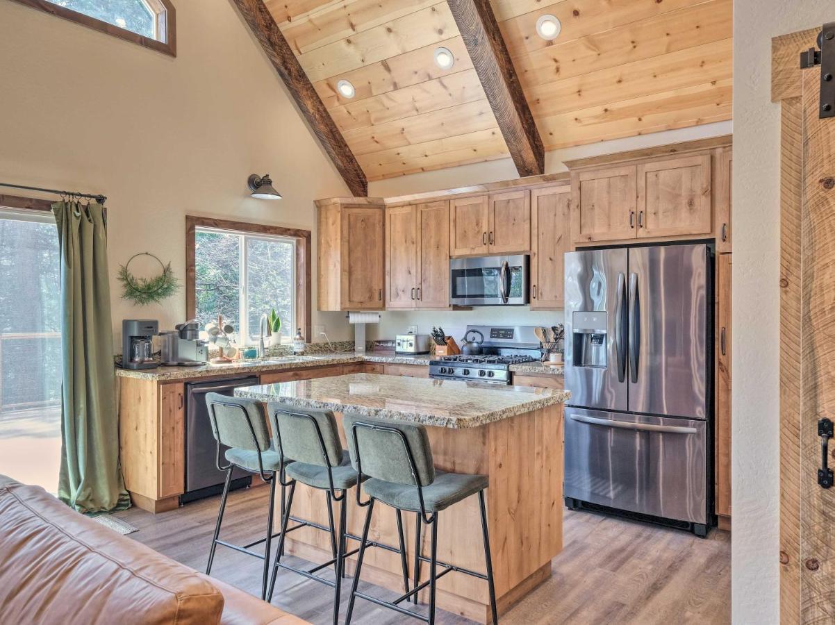 Luxury Retreat Custom Mi-Wuk Village Cabin! 외부 사진